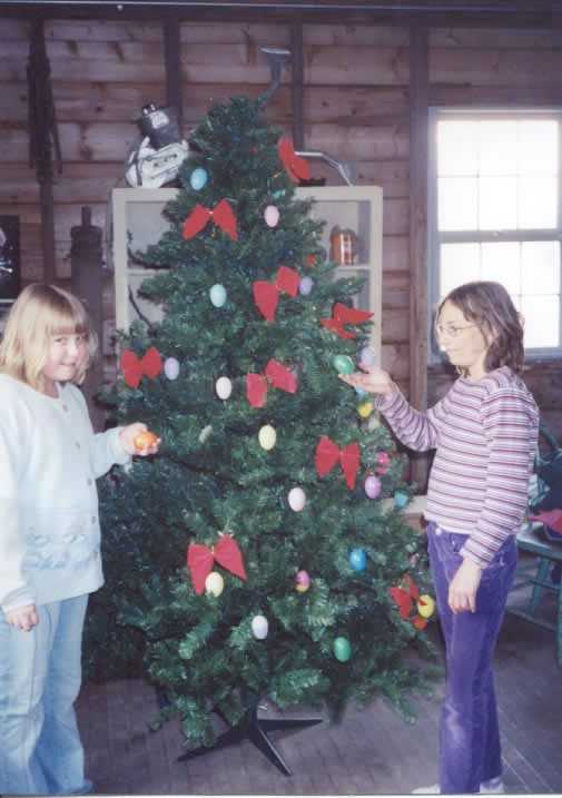 https://www.dundeemill.org/pictures/2005/5 easter_tree.jpg